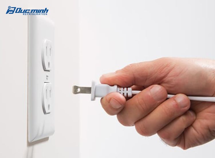 Để đảm bảo an toàn, trước khi vệ sinh tủ đông bạn nên tắt và rút phích cắm khỏi ổ điện.