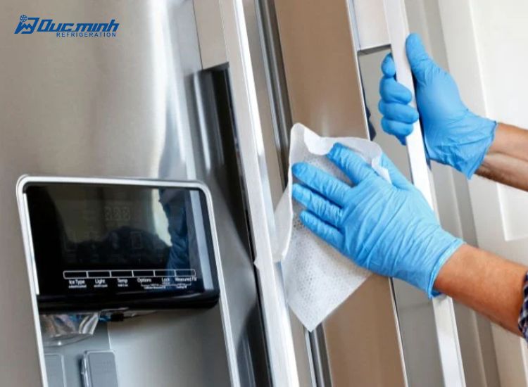 Để tủ đông hoạt động hiệu quả và đảm bảo an toàn sức khỏe, việc vệ sinh tủ đông định kỳ là rất cần thiết