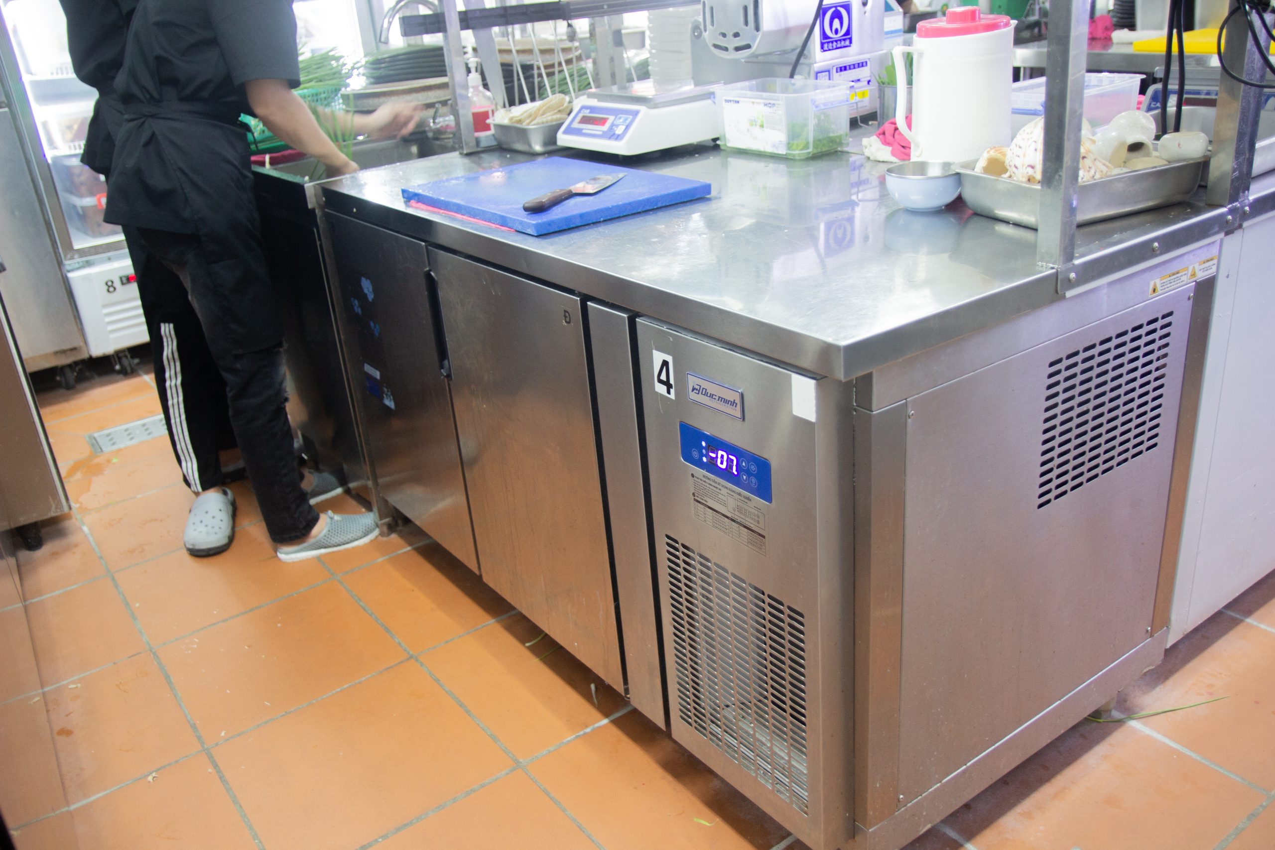 Đối với những nhà hàng, quán ăn quy mô nhỏ có điều kiện kinh tế chưa dư giả thì việc mua tủ bàn mát thanh lý là lựa chọn khá phù hợp.